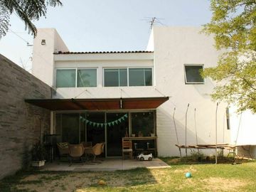 OPORTUNIDAD CASA VENTA DE 2 LOTES A PRECIO DE 1. JARDIN REAL COTO 6