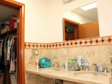 OPORTUNIDAD CASA VENTA DE 2 LOTES A PRECIO DE 1. JARDIN REAL COTO 6