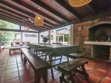 Hermosa casa compra o alquiler de 4 dormitorios con barbacoa techada en amplio patio con vista al mar en Pinares, Punta del Este
