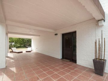 Hermosa casa compra o alquiler de 4 dormitorios con barbacoa techada en amplio patio con vista al mar en Pinares, Punta del Este