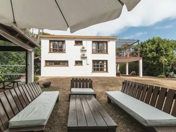 Hermosa casa compra o alquiler de 4 dormitorios con barbacoa techada en amplio patio con vista al mar en Pinares, Punta del Este