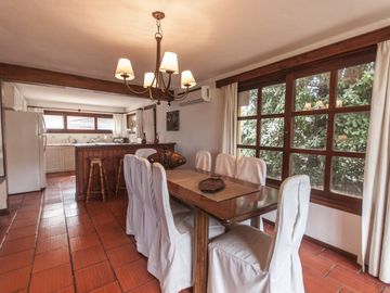 Hermosa casa compra o alquiler de 4 dormitorios con barbacoa techada en amplio patio con vista al mar en Pinares, Punta del Este
