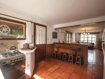 Hermosa casa compra o alquiler de 4 dormitorios con barbacoa techada en amplio patio con vista al mar en Pinares, Punta del Este