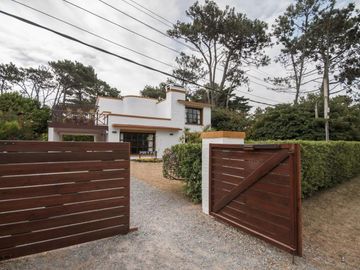 Hermosa casa compra o alquiler de 4 dormitorios con barbacoa techada en amplio patio con vista al mar en Pinares, Punta del Este