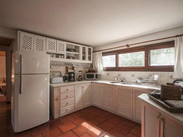 Hermosa casa compra o alquiler de 4 dormitorios con barbacoa techada en amplio patio con vista al mar en Pinares, Punta del Este