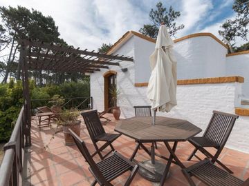 Hermosa casa compra o alquiler de 4 dormitorios con barbacoa techada en amplio patio con vista al mar en Pinares, Punta del Este