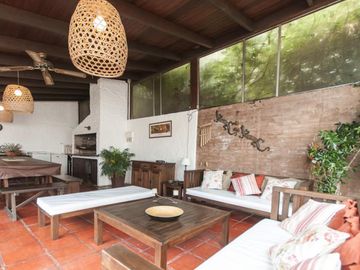 Hermosa casa compra o alquiler de 4 dormitorios con barbacoa techada en amplio patio con vista al mar en Pinares, Punta del Este