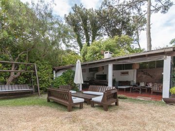 Hermosa casa compra o alquiler de 4 dormitorios con barbacoa techada en amplio patio con vista al mar en Pinares, Punta del Este
