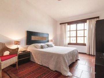 Hermosa casa compra o alquiler de 4 dormitorios con barbacoa techada en amplio patio con vista al mar en Pinares, Punta del Este