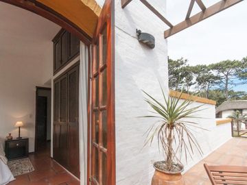 Hermosa casa compra o alquiler de 4 dormitorios con barbacoa techada en amplio patio con vista al mar en Pinares, Punta del Este