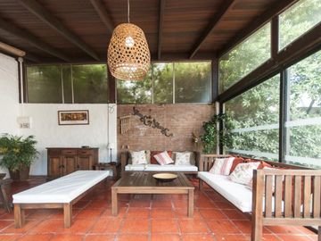 Hermosa casa compra o alquiler de 4 dormitorios con barbacoa techada en amplio patio con vista al mar en Pinares, Punta del Este