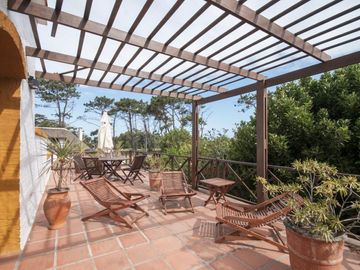 Hermosa casa compra o alquiler de 4 dormitorios con barbacoa techada en amplio patio con vista al mar en Pinares, Punta del Este