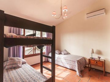 Hermosa casa compra o alquiler de 4 dormitorios con barbacoa techada en amplio patio con vista al mar en Pinares, Punta del Este