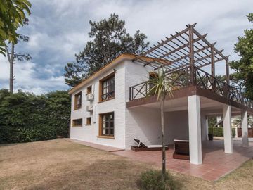 Hermosa casa compra o alquiler de 4 dormitorios con barbacoa techada en amplio patio con vista al mar en Pinares, Punta del Este