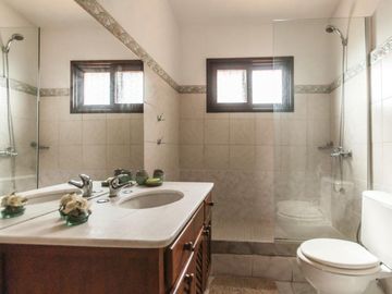 Hermosa casa compra o alquiler de 4 dormitorios con barbacoa techada en amplio patio con vista al mar en Pinares, Punta del Este