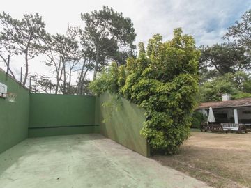 Hermosa casa compra o alquiler de 4 dormitorios con barbacoa techada en amplio patio con vista al mar en Pinares, Punta del Este