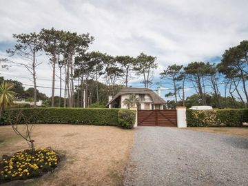 Hermosa casa compra o alquiler de 4 dormitorios con barbacoa techada en amplio patio con vista al mar en Pinares, Punta del Este