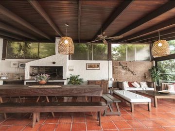 Hermosa casa compra o alquiler de 4 dormitorios con barbacoa techada en amplio patio con vista al mar en Pinares, Punta del Este