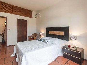 Hermosa casa compra o alquiler de 4 dormitorios con barbacoa techada en amplio patio con vista al mar en Pinares, Punta del Este