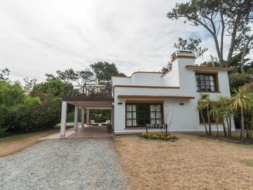 Hermosa casa compra o alquiler de 4 dormitorios con barbacoa techada en amplio patio con vista al mar en Pinares, Punta del Este