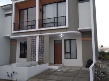 BONUS Balkon dan Teras Depan Buat Bersantai Rumah Modern di Ciwastra Bandung Timur