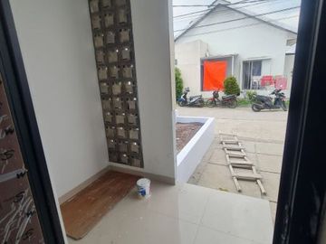 BONUS Balkon dan Teras Depan Buat Bersantai Rumah Modern di Ciwastra Bandung Timur