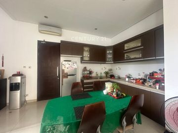 Dijual Rumah Siap Huni Dengan Swimming Pool Exclusive Townhouse