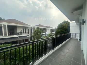 Dijual Rumah Siap Huni Dengan Swimming Pool Exclusive Townhouse