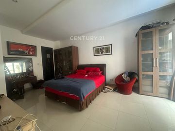 Dijual Rumah Siap Huni Dengan Swimming Pool Exclusive Townhouse