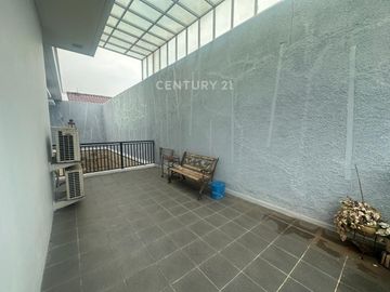 Dijual Rumah Siap Huni Dengan Swimming Pool Exclusive Townhouse