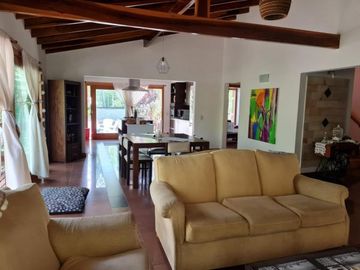 Vendo casa en carilo cerezo 528 acepta permuta
