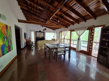 Vendo casa en carilo cerezo 528 acepta permuta