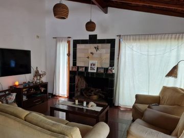 Vendo casa en carilo cerezo 528 acepta permuta