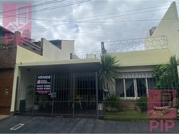 Casa  en Venta Haedo / Moron (B110 566)