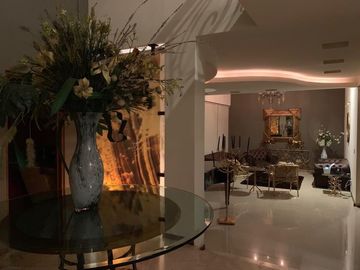 Residencia de Autor en Centro Sur, 740m2, 6 Autos, 4 Habitaciones,  Doble Altura