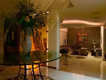 Residencia de Autor en Centro Sur, 740m2, 6 Autos, 4 Habitaciones,  Doble Altura