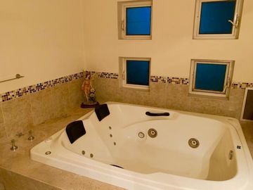 Residencia de Autor en Centro Sur, 740m2, 6 Autos, 4 Habitaciones,  Doble Altura
