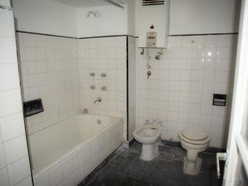 Venta Importante Casona, apto institución. Barrio Martin