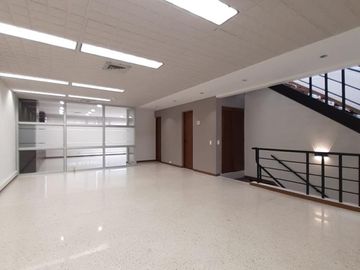 oficina en arriendo en urbanización la flora. Cod A11975