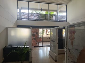 oficina en arriendo en urbanización la flora. Cod A11975