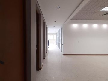 oficina en arriendo en urbanización la flora. Cod A11975