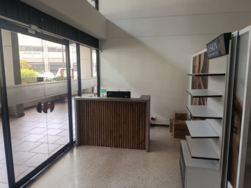 oficina en arriendo en urbanización la flora. Cod A11975