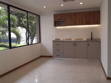 oficina en arriendo en urbanización la flora. Cod A11975