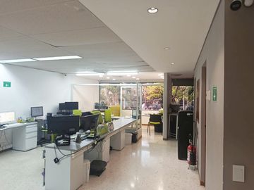 oficina en arriendo en urbanización la flora. Cod A11975