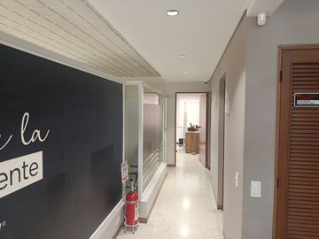 oficina en arriendo en urbanización la flora. Cod A11975