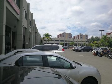 oficina en arriendo en urbanización la flora. Cod A11975