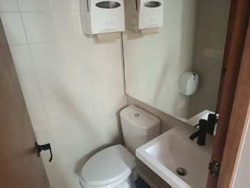 oficina en arriendo en urbanización la flora. Cod A11975