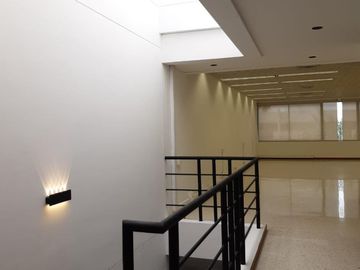 oficina en arriendo en urbanización la flora. Cod A11975