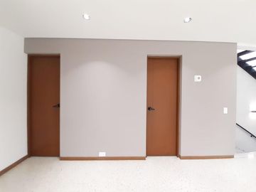 oficina en arriendo en urbanización la flora. Cod A11975