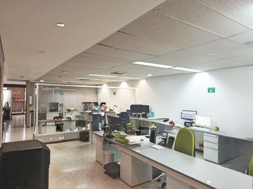oficina en arriendo en urbanización la flora. Cod A11975